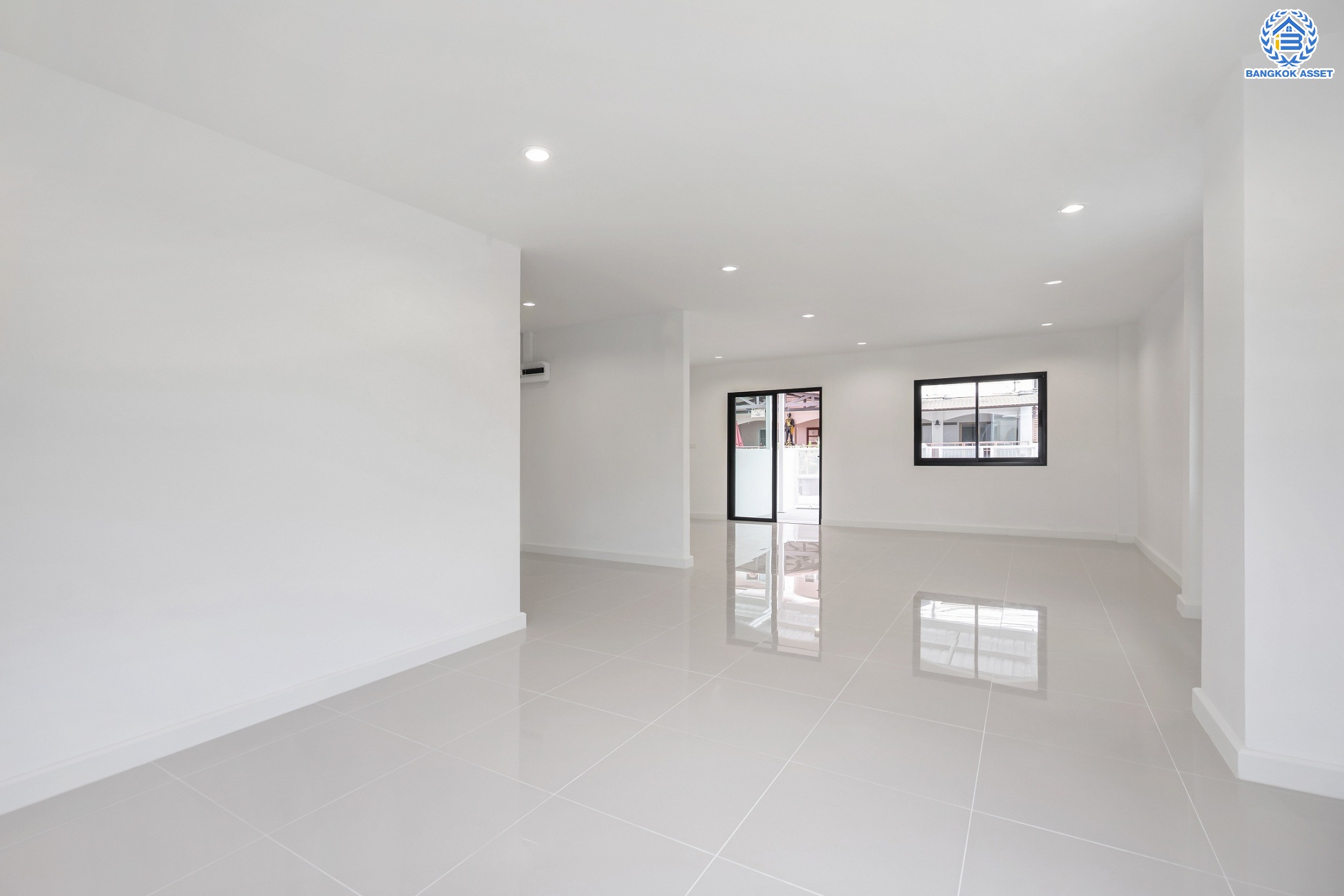 บ้านมือสองตกแต่งใหม่ ม.บ้านสวน5 กลางเมือง พิบูลย์สงคราม บ้านแฝด 3 ชั้น พร้อมอยู่ เนื้อที่ 32.9 ตร.ว. ฟังก์ชัน 4 ห้องนอน 3 ห้องน้ำ จอดรถได้ 2 คัน บนสุดยอดทำเล! เชื่อมถนนพิบูลย์สงคราม, วงศ์สว่าง, นครอินทร์ และติวานนท์ ใกล้จุดขึ้นทางด่วนศรีรัช-วงแหวนรอบนอก และรถไฟฟ้า "สถานีแยกติวานนท์"